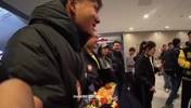 复刻名场面！球迷接机问李昊：什么感觉最爽？😂